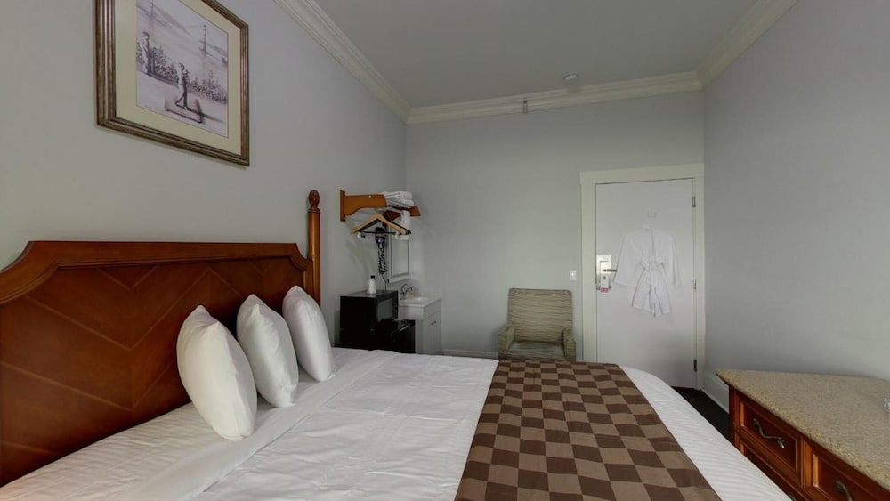 Warfield Hotel 15/32