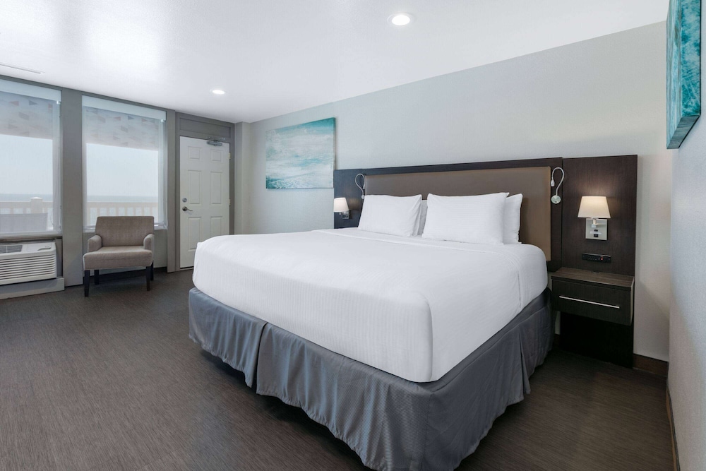 SUITE, KING BED, OCEAN VIEW, BALCONY