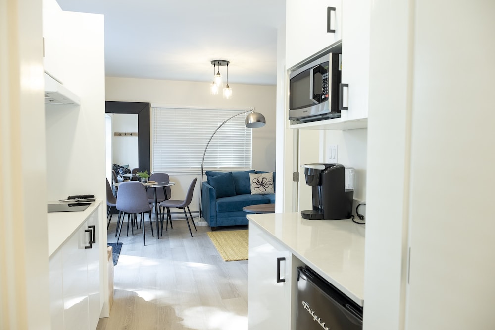 The Francis Boutique Inn 57/67