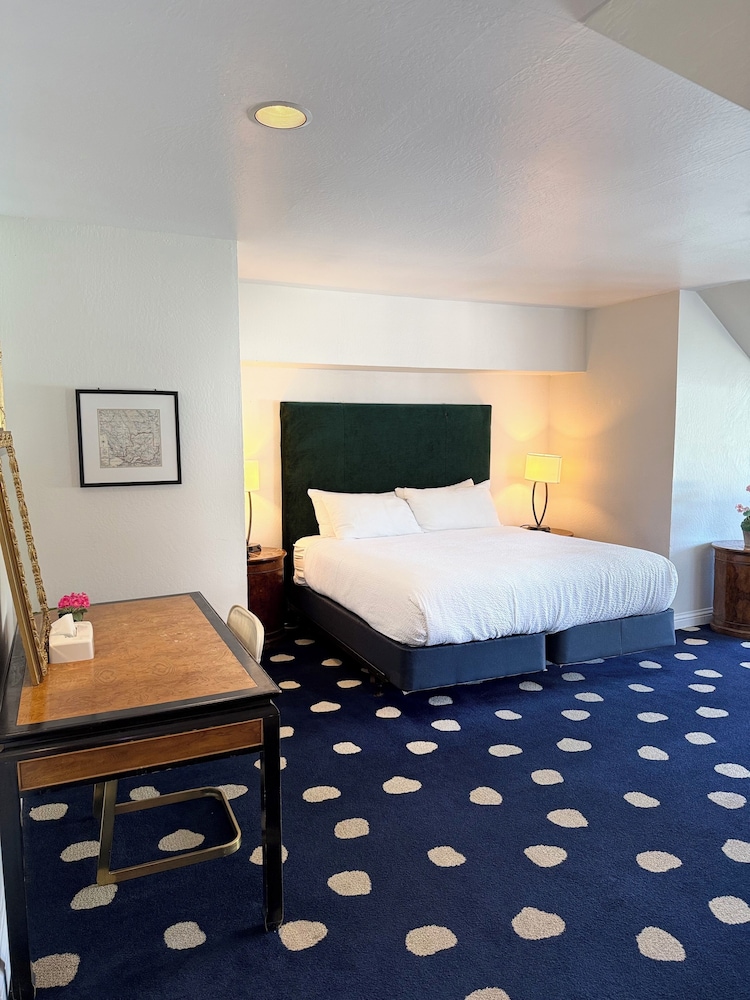 جناح جونيور بسرير كينج، The Sterling Hotel 5/10