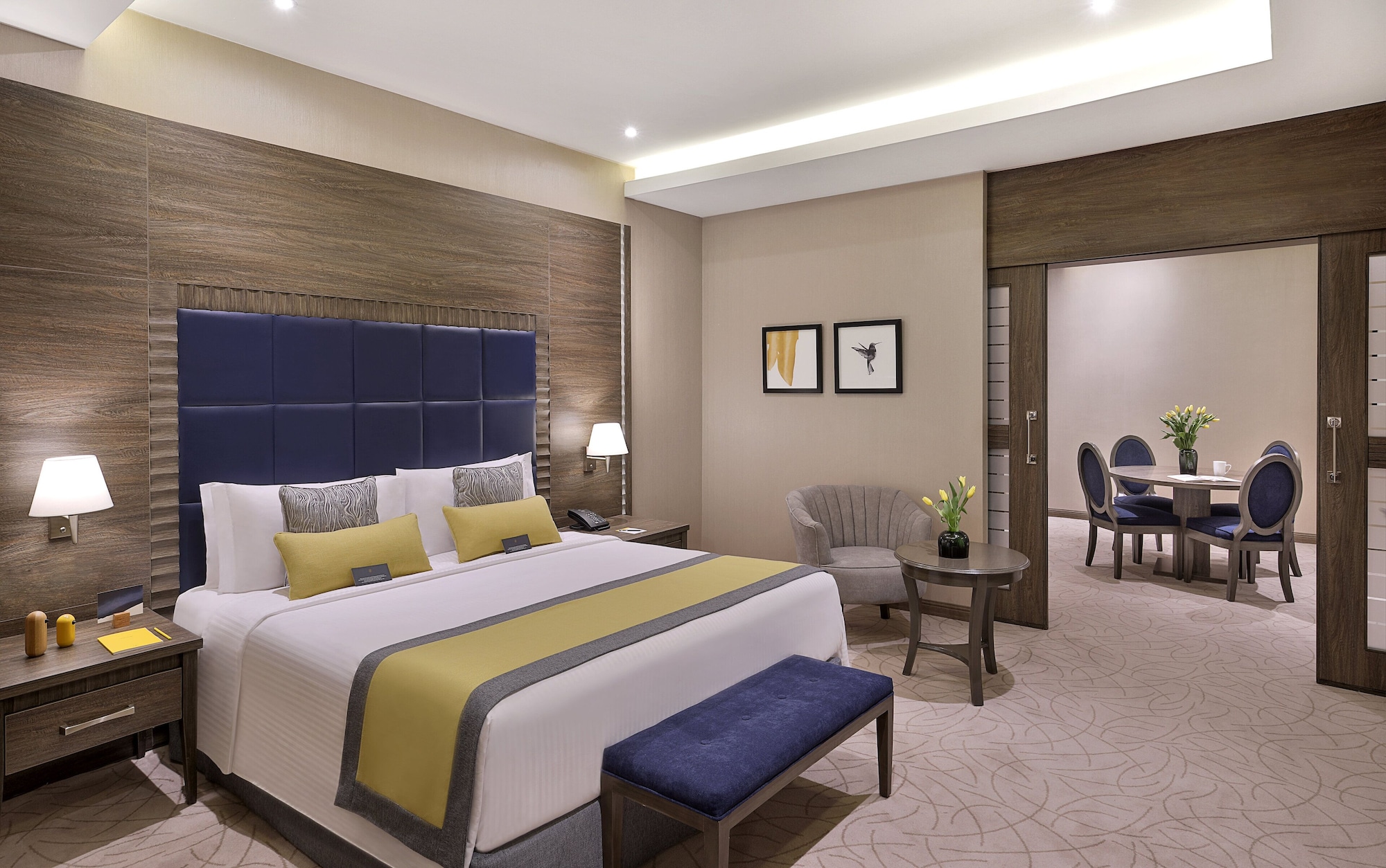 SUITE, KING BED, JETTED TUB, SMOKING