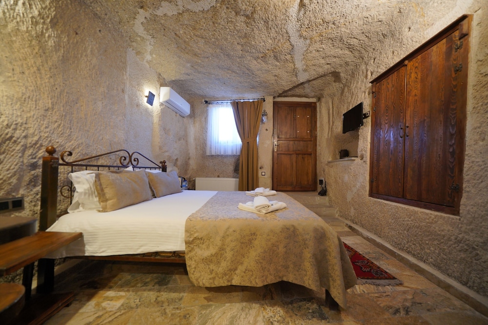 CAVE, DOUBLE BED
