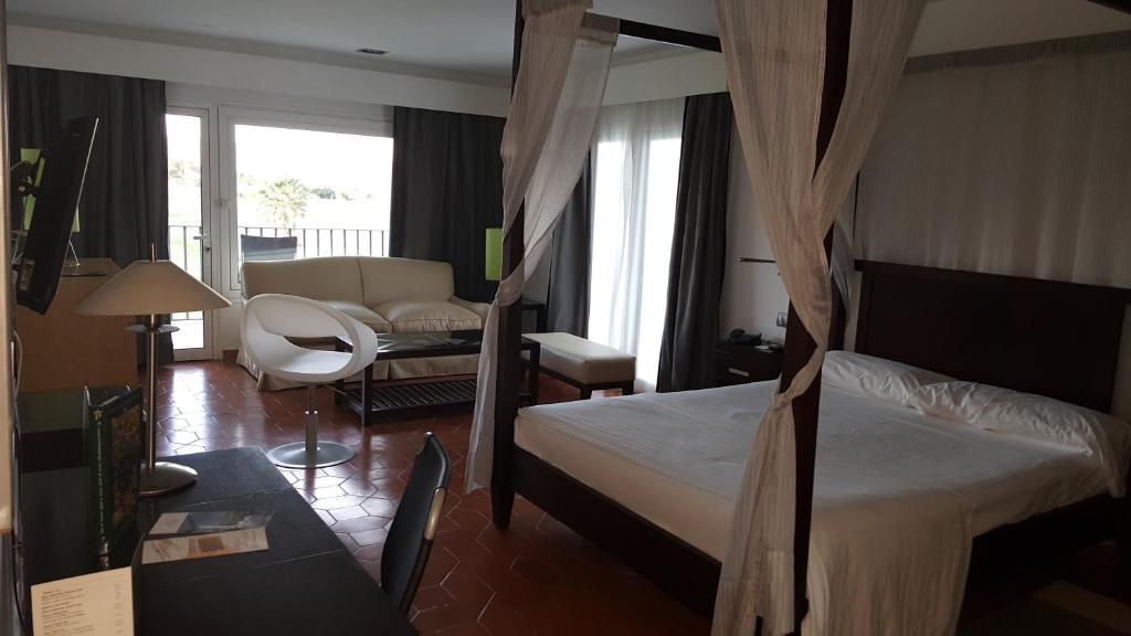 غرفة سوبيريور بسرير مزدوج، Parador Malaga Golf 2/3