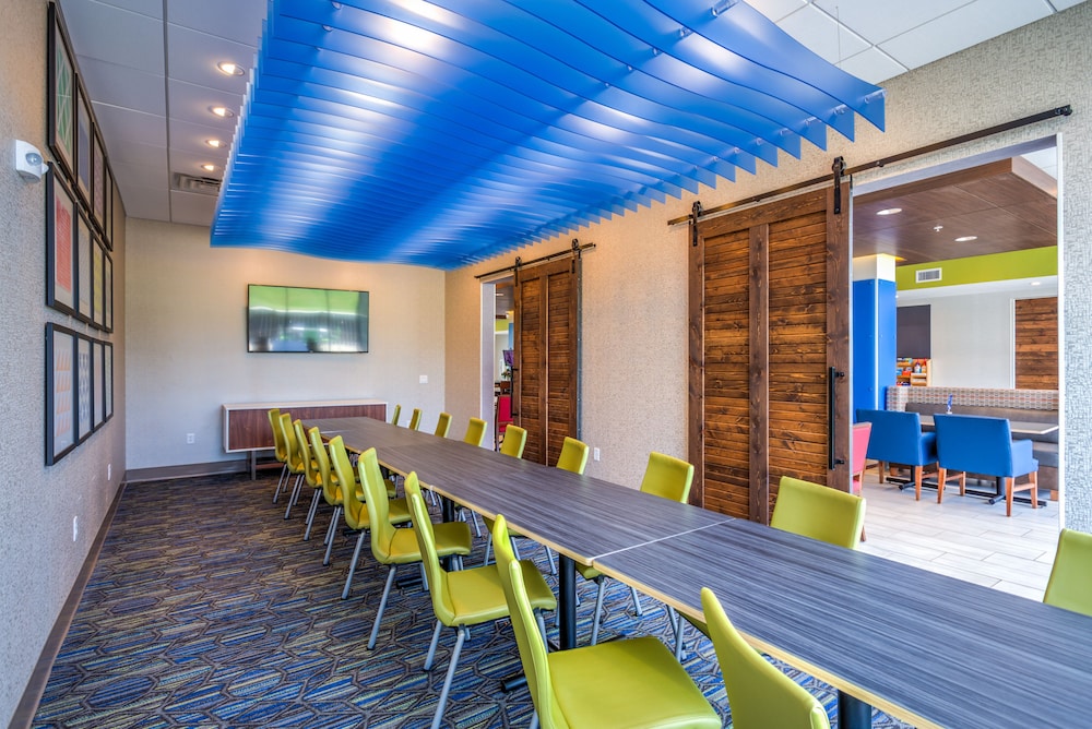 Holiday Inn Express Suites Reedsville State Coll Area 51/56
