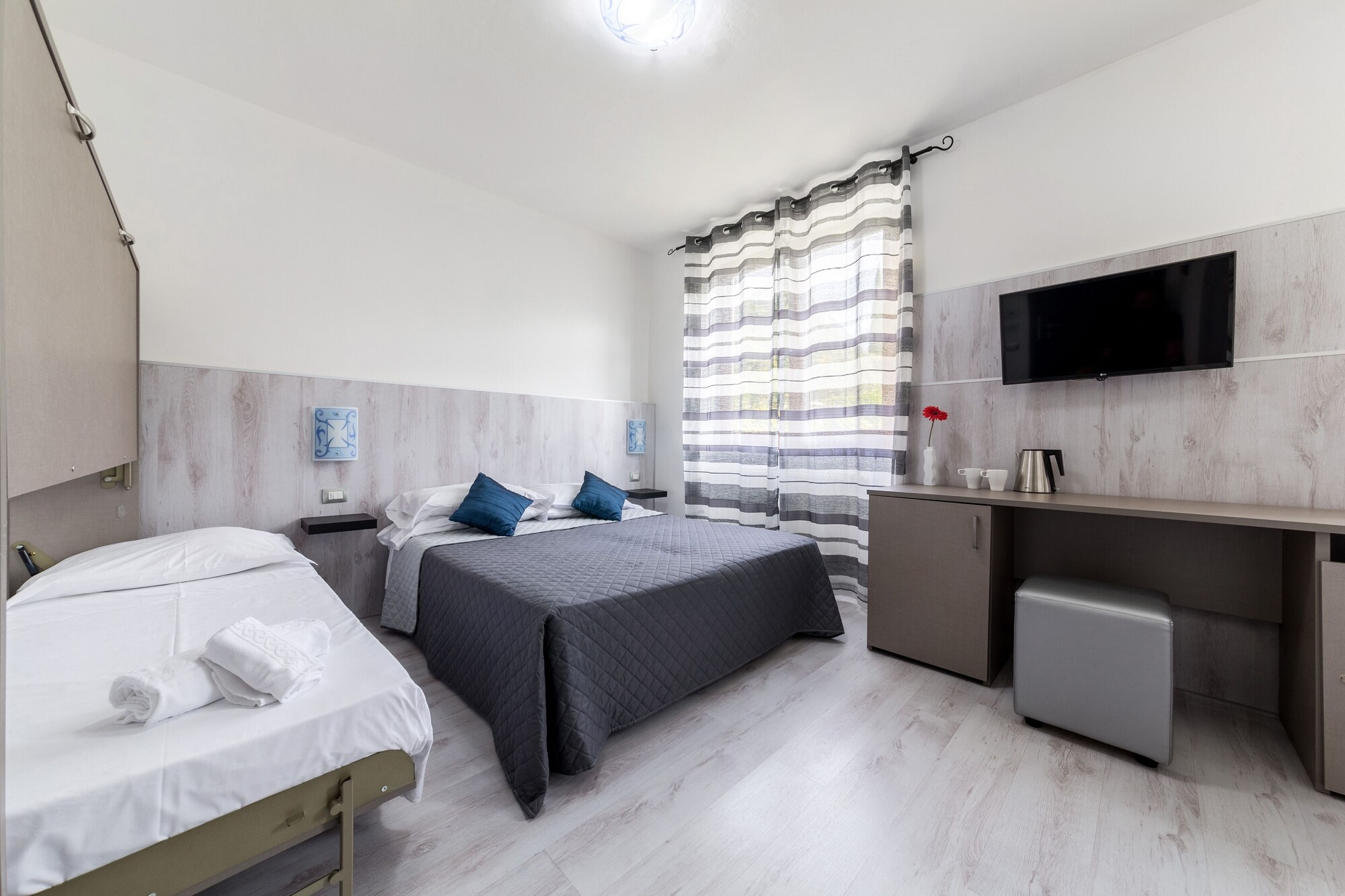 ROMANTIC, TRIPLE, 1 KING AND 1 SINGLE BEDS