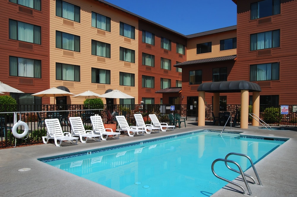 Oxford Suites Chico 1/56