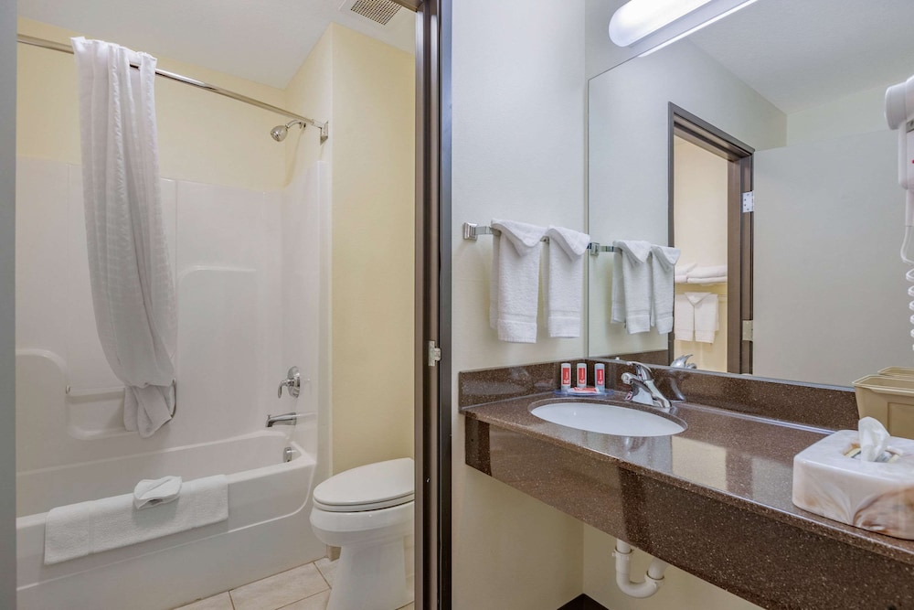 Econo Lodge Inn & Suites Des Moines Fairgrounds Area 17/37