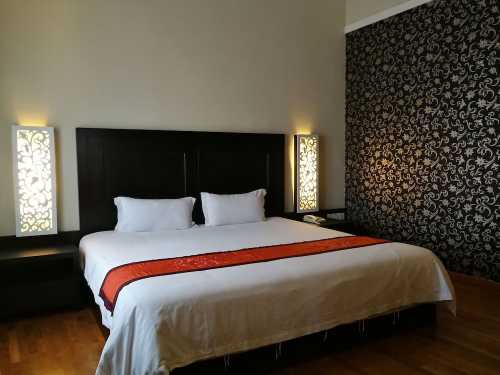 GRAND, KING BED, BATHTUB