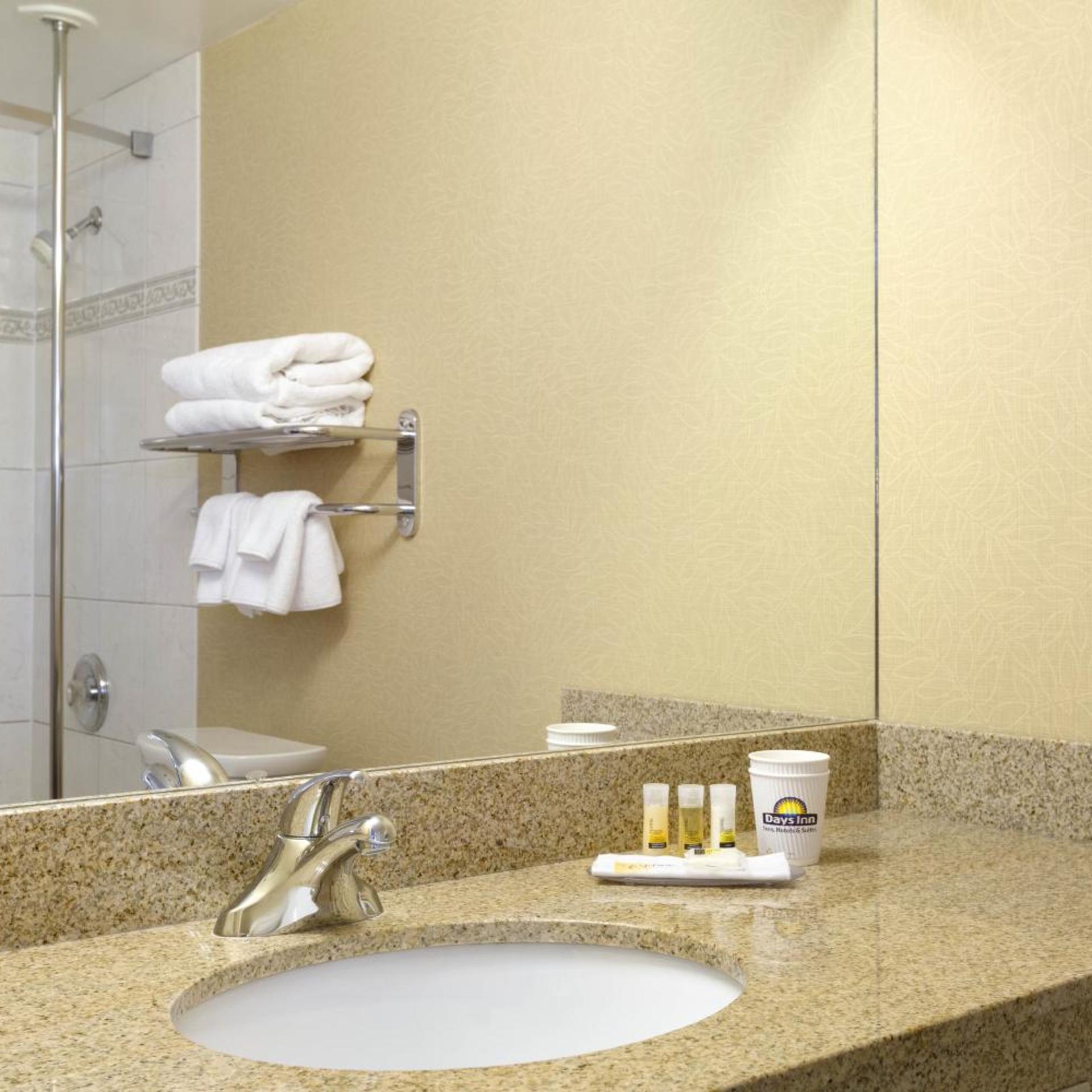 غرفة بسرير كينج وسرير كوين لذوي الإعاقة، Days Inn by Wyndham Calgary South 8/8