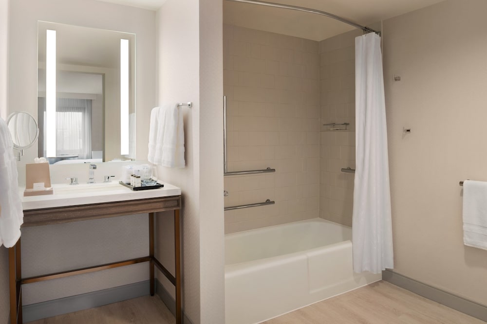 Sheraton Madison Hotel 10/70