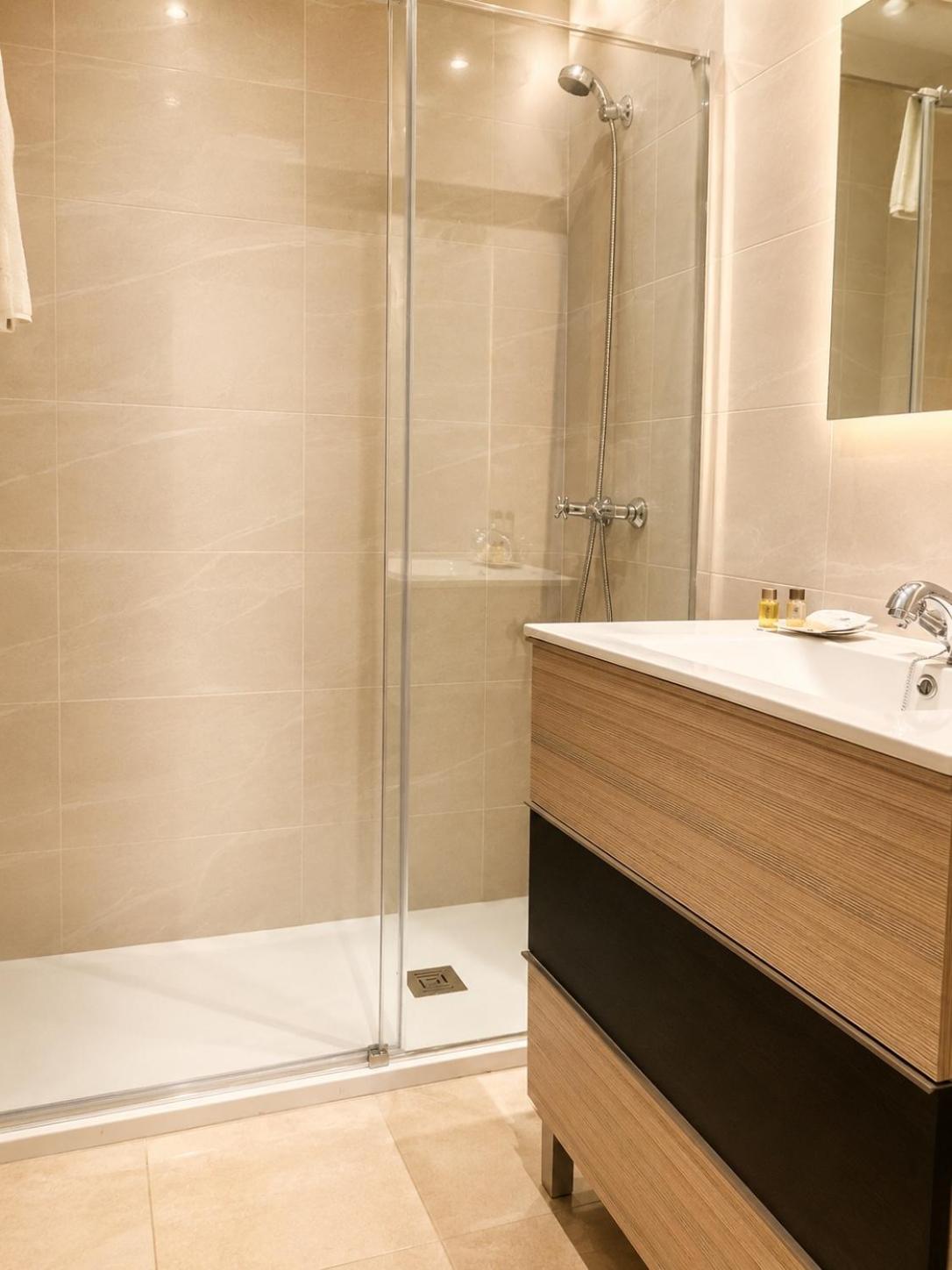 Room, Double Bed, Hispania 4/4