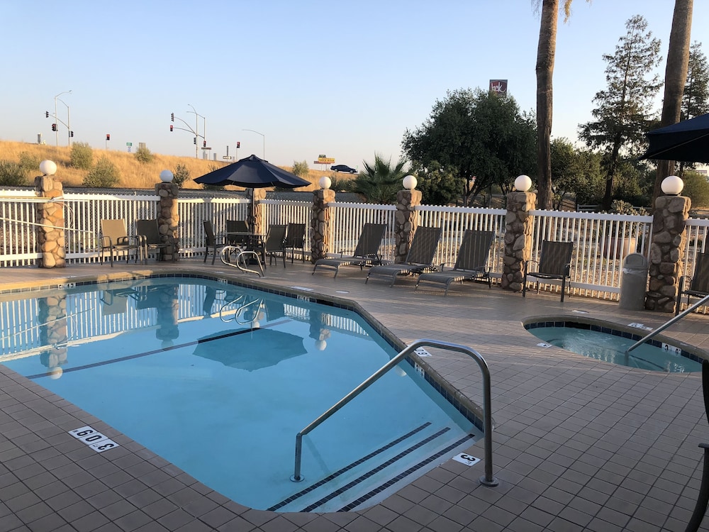 Holiday Inn Express Hotel & Suites Corning 6/45