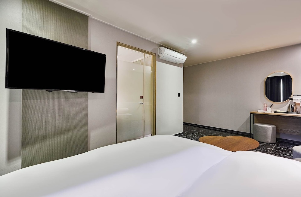 Boom Tourist Hotel 9/20