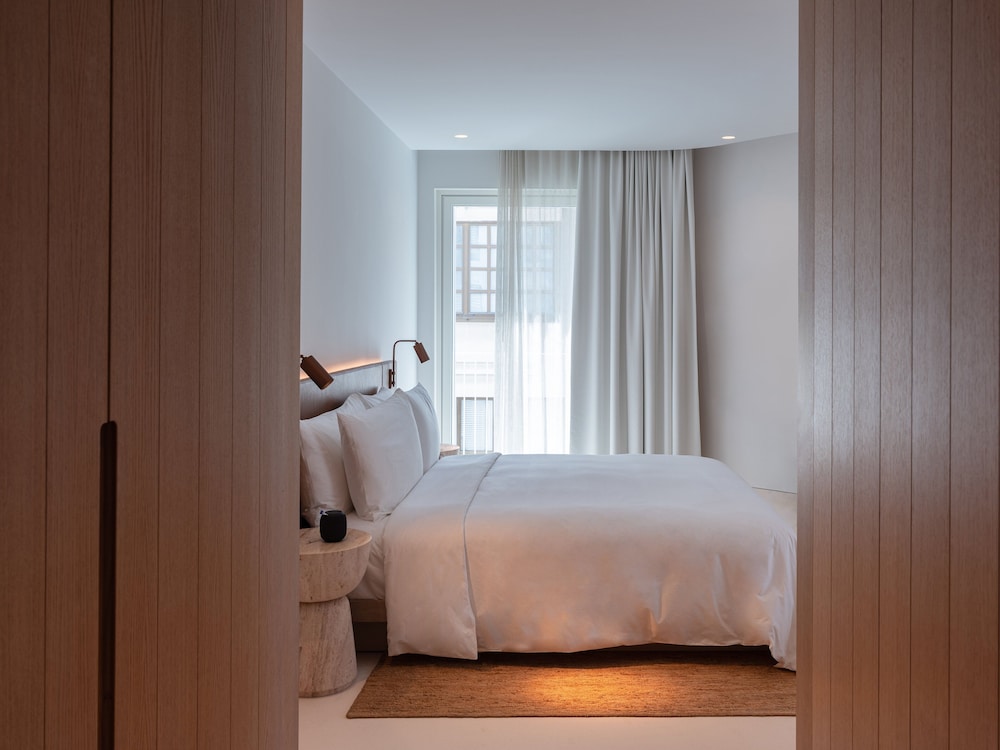 JUNIOR SUITE, KING BED, CORNER