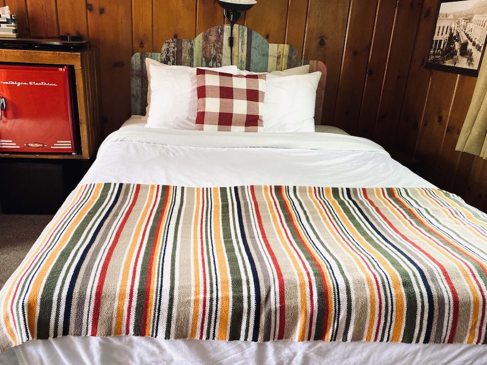 Foot of the Mountain Motel 22/71