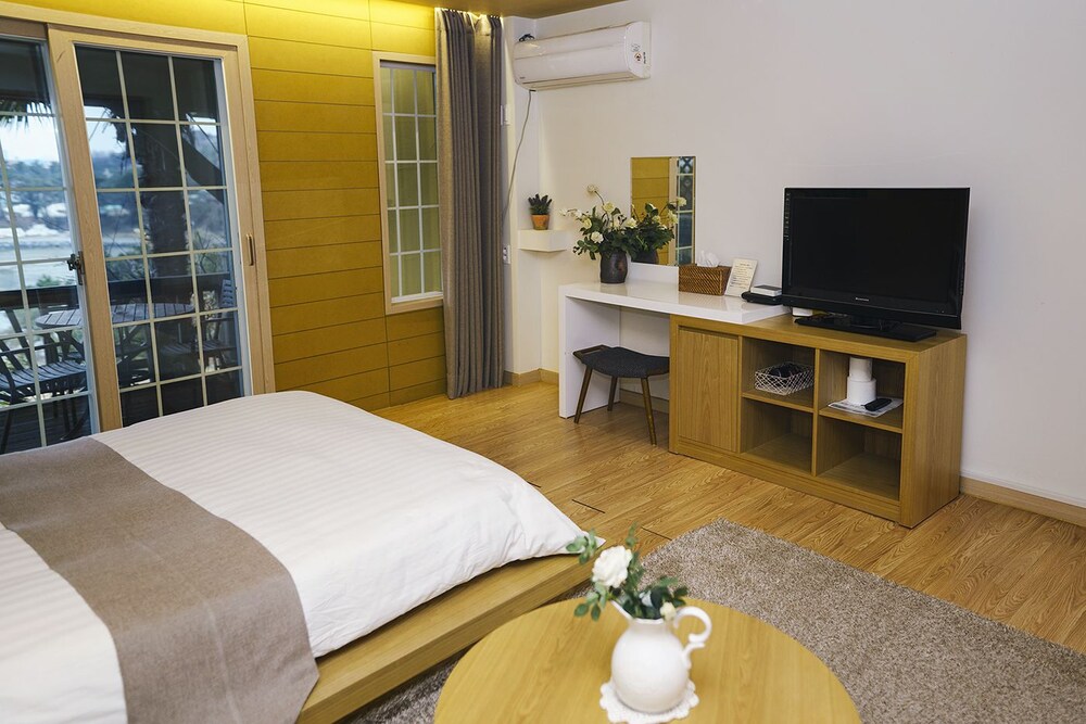 Tongyeong Mongdol House Pension 16/50