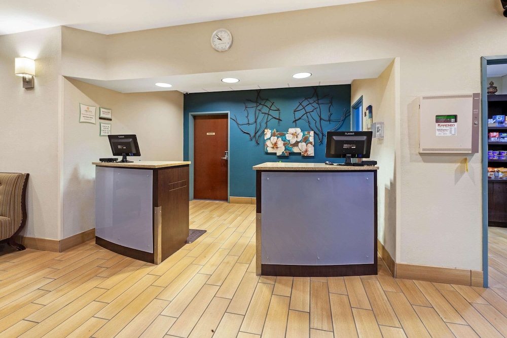 La Quinta Inn & Suites by Wyndham South Bend 7/57