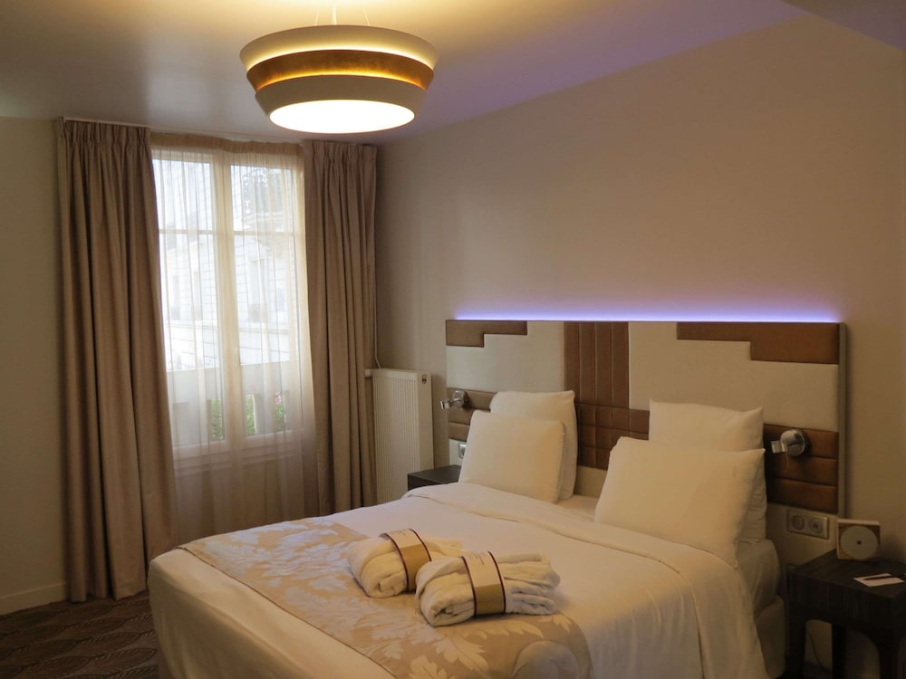 PRIVILEGE, DOUBLE BED