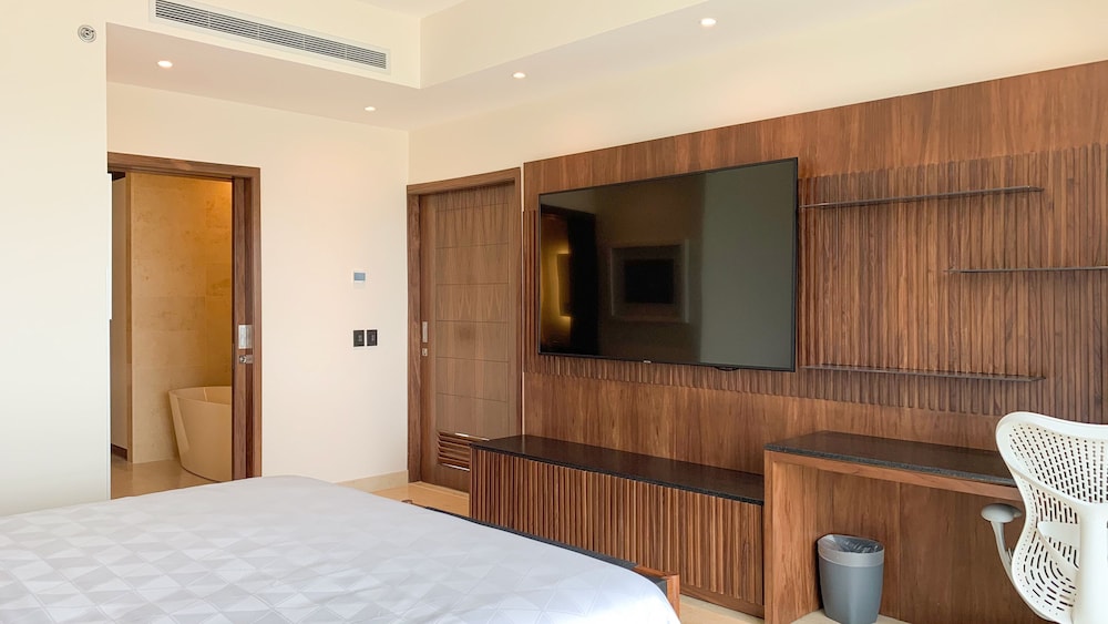 Holiday Inn and Suites Puerto Vallarta Marina and Golf 17/78