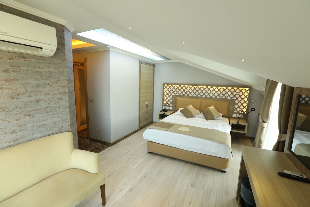 Unluselek Hotel 8/44