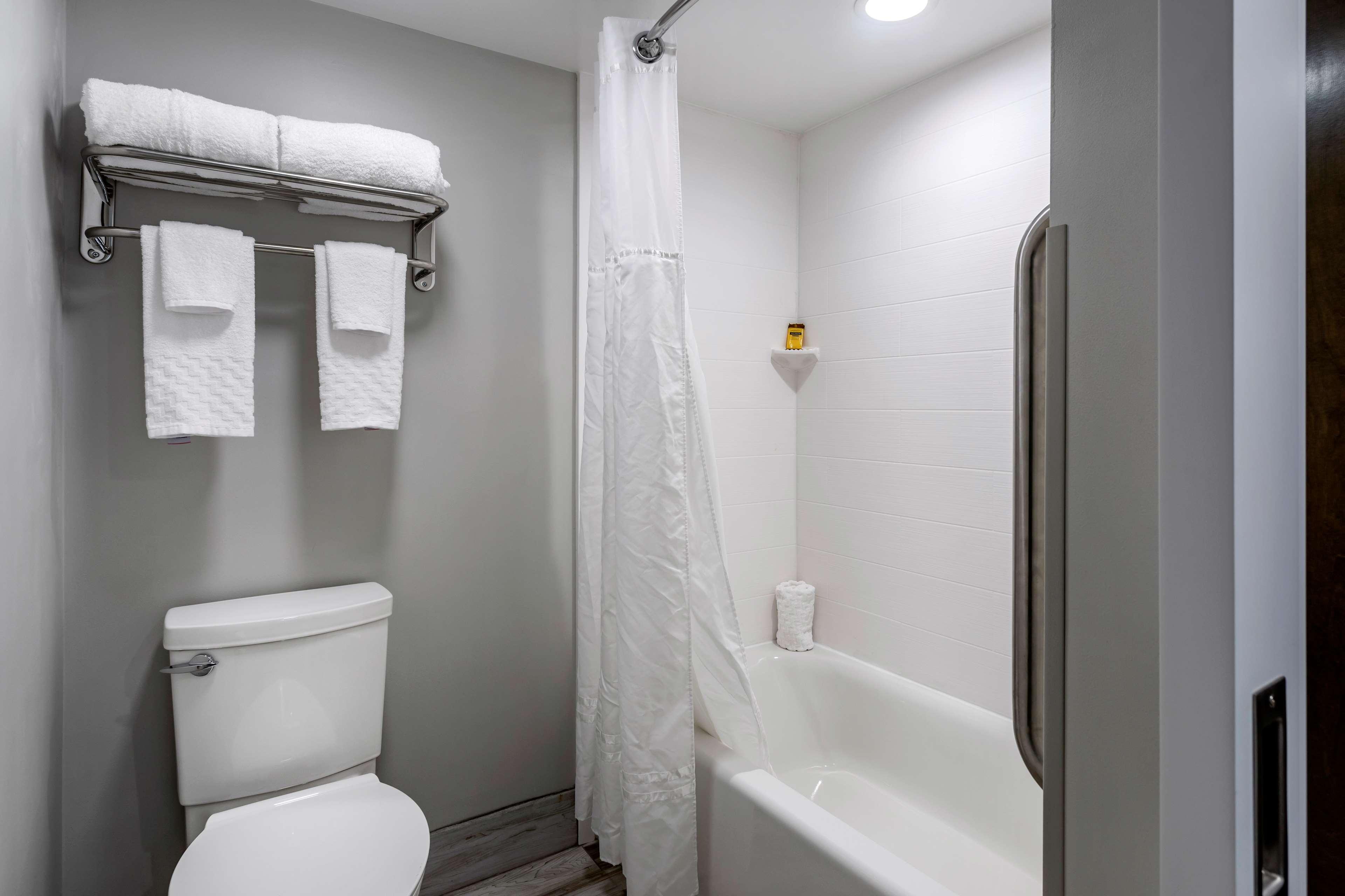 جناح بسرير كينج بشرفة بحوض جاكوزي، Best Western Plus Apple Valley Lodge Pigeon Forge 5/6