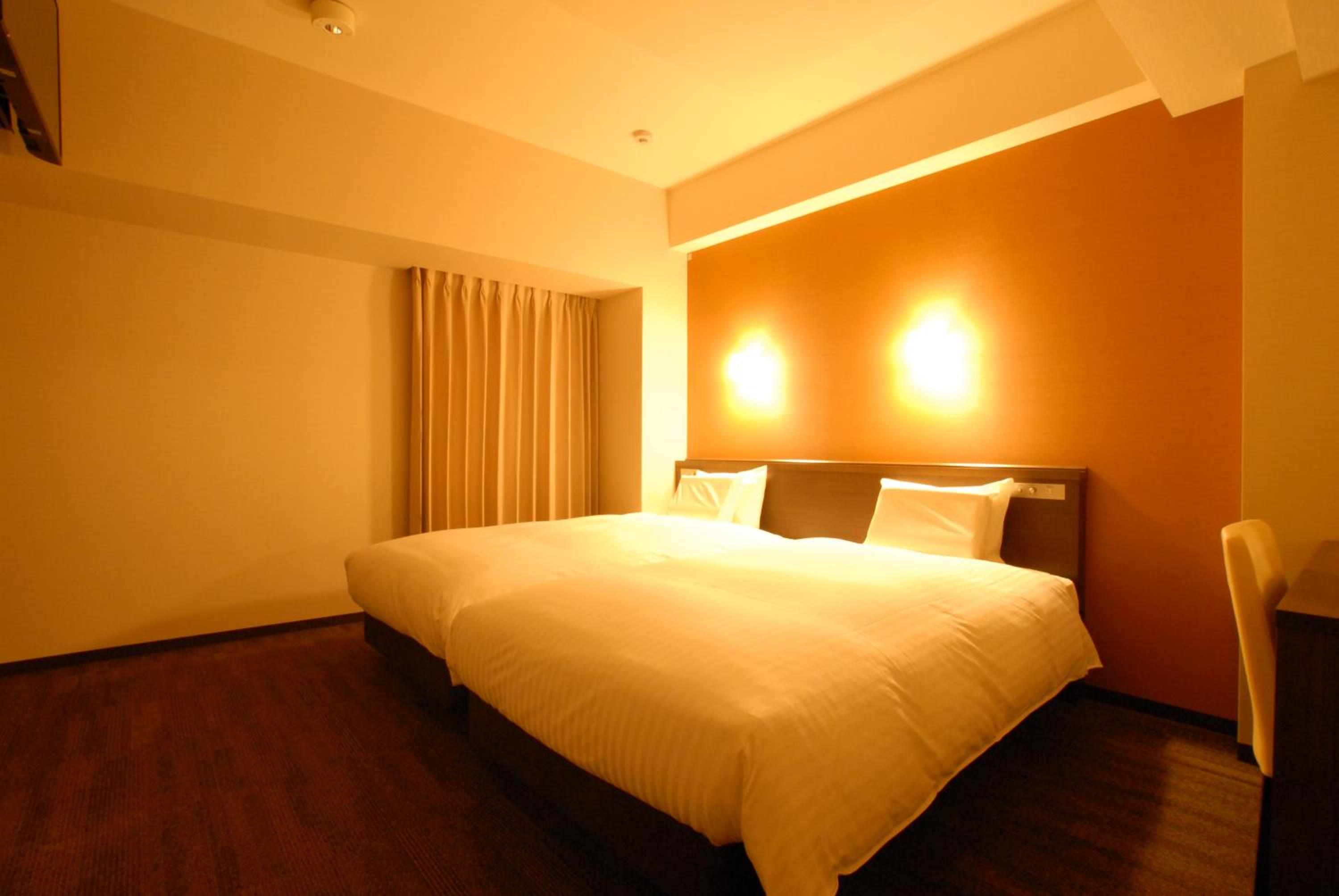 Universal, Twin Beds