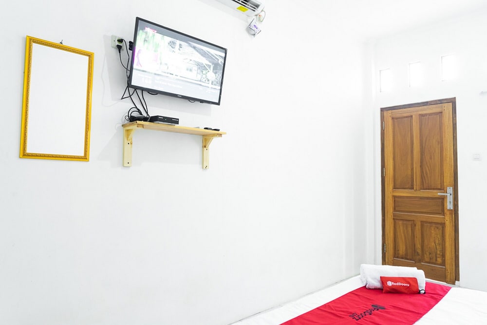 RedDoorz Syariah near Jatisampurna Hospital 11/17