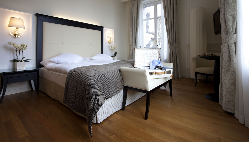 SUPERIOR, QUEEN BED, CITY VIEW