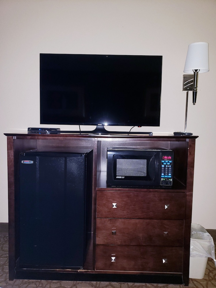 Holiday Inn Express Hotel Suites Concordia Us81 33/59
