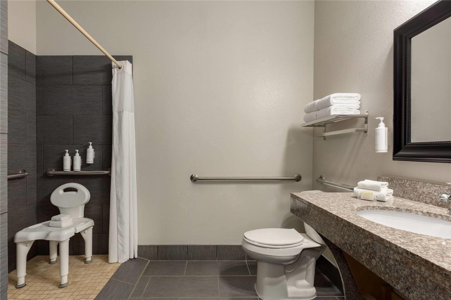 Days Inn & Suites by Wyndham Prattville-Montgomery 38/39