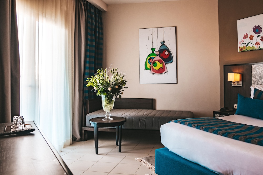 Standard, Triple, Queen Bed, Sea View, Sofa, Hotel Rosa Beach 2/4