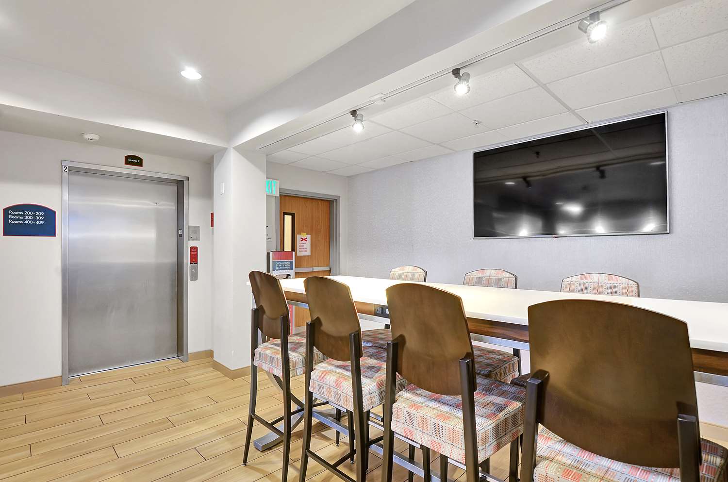 Executive Residency by Best Western Navigator Inn & Suites 6/7