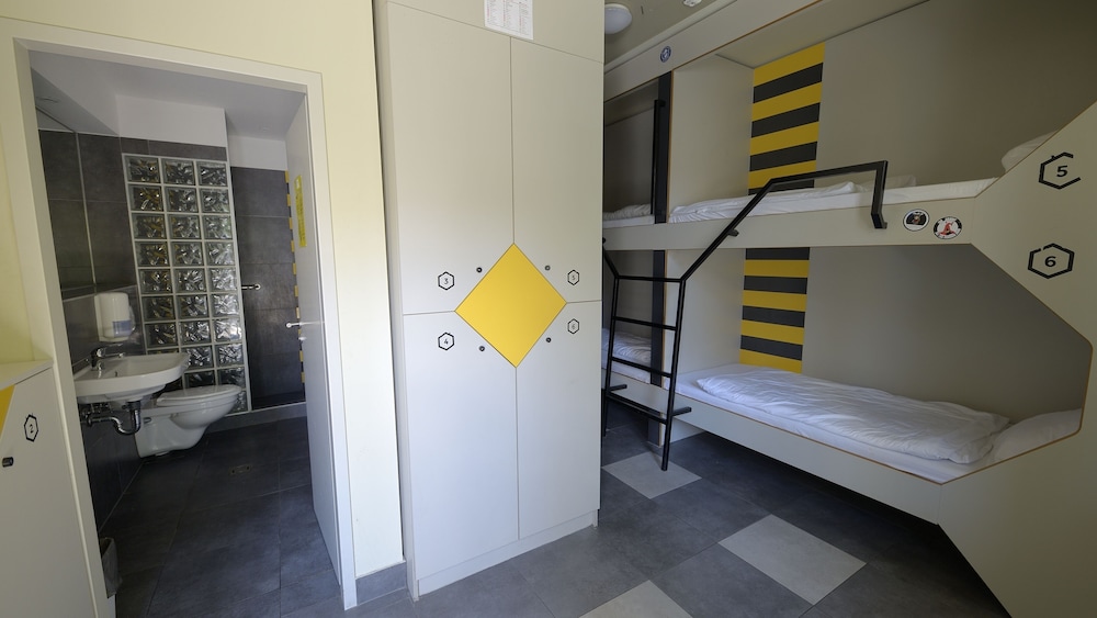 The Hive Party Hostel 23/65