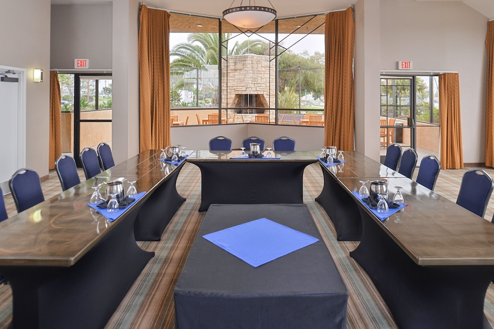 Holiday Inn Express Hotel Suites Ventura Harbor 51/69