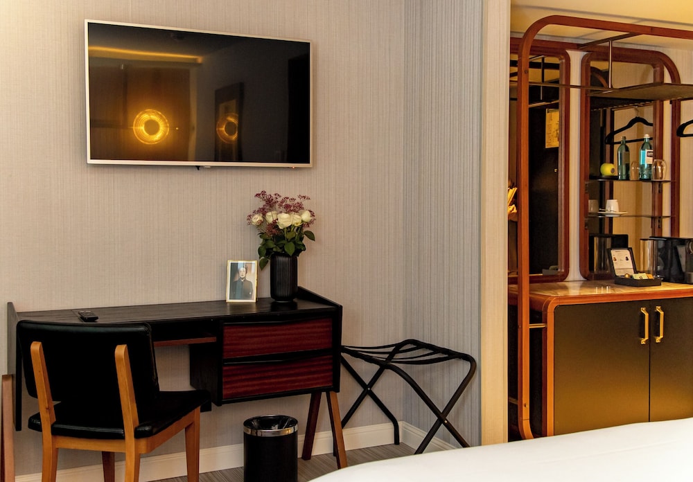 MUZE Hotel Dusseldorf - Handwritten Collection 6/49