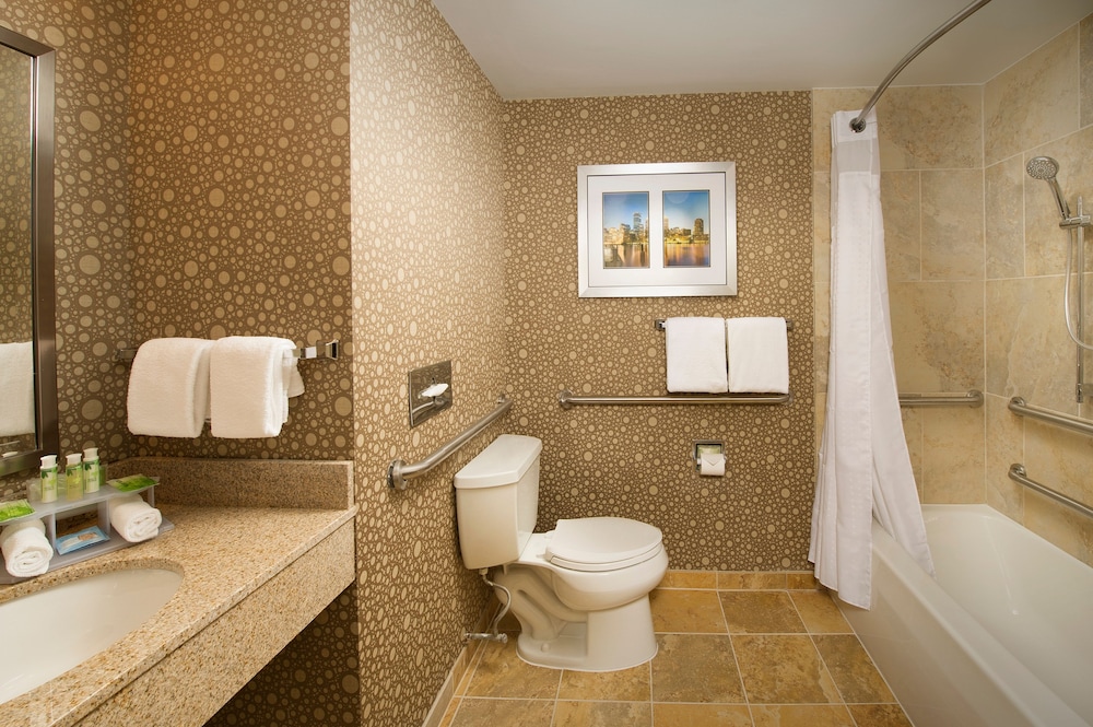 Holiday Inn Express Boston North -Woburn 16/50