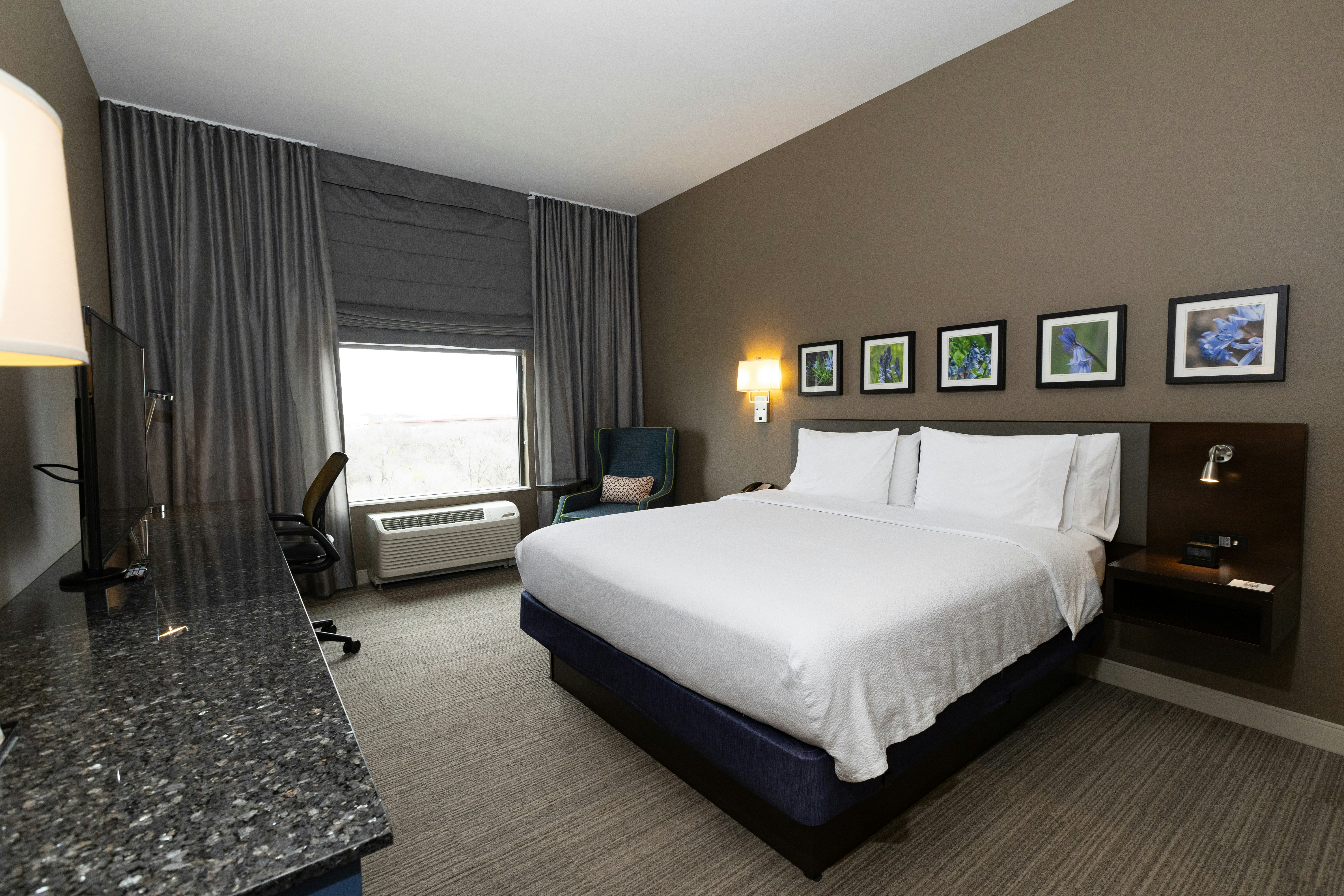 JUNIOR SUITE, KING BED, ACCESSIBLE