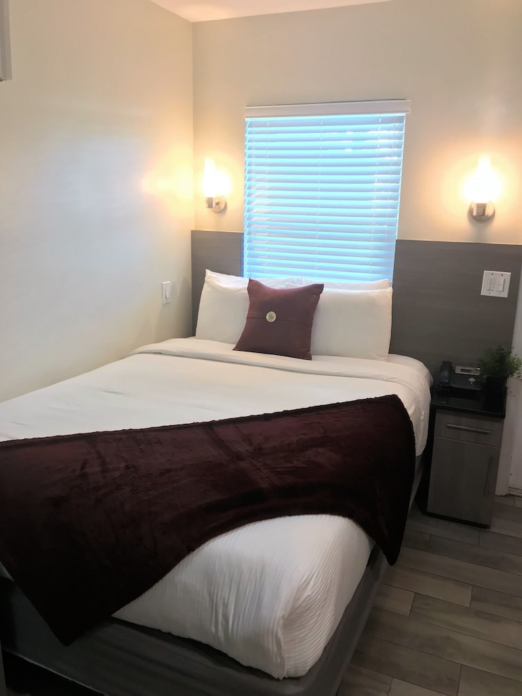 POOL, STUDIO, QUEEN BED