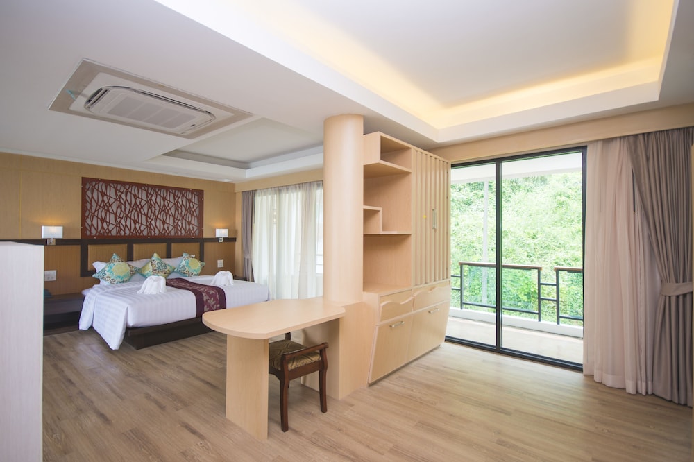 Phi Phi Nice Beach Hotel Hip 12/73