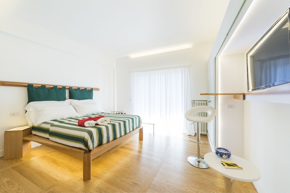DELUXE, DOUBLE BED