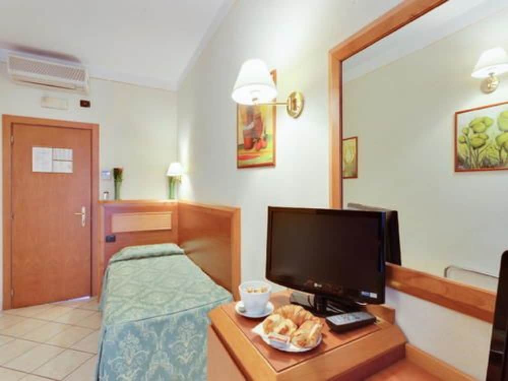 Hotel Mia Cara 5/50