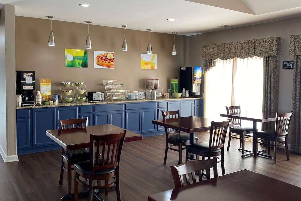 AmericInn by Wyndham Fort Atkinson 25/37