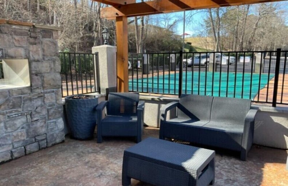 Super 8 by Wyndham Pigeon Forge Dollywood Lane 40/56