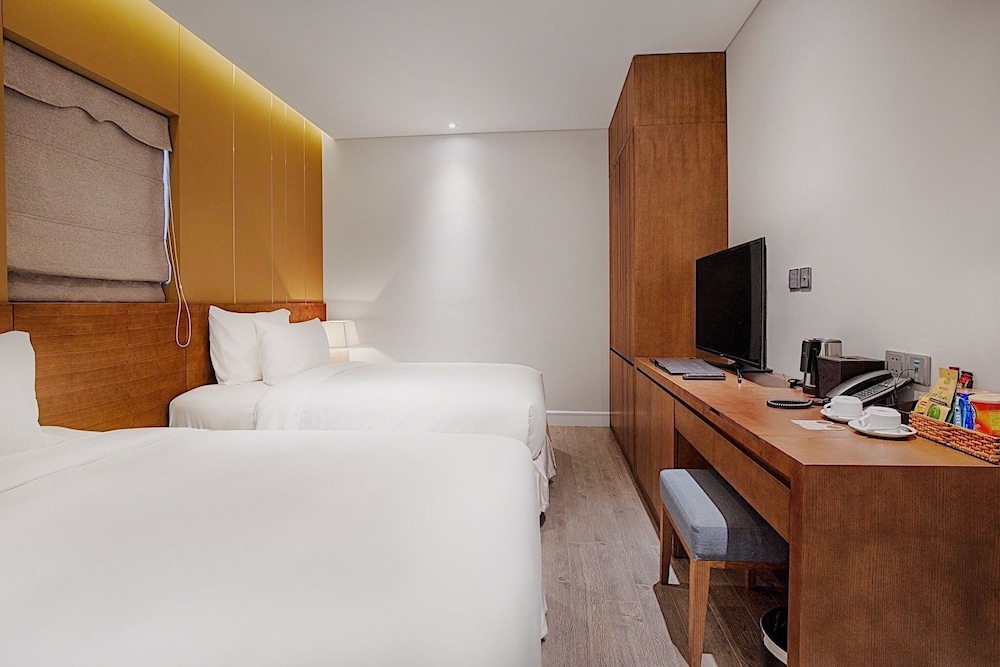 Avora Hotel 11/59