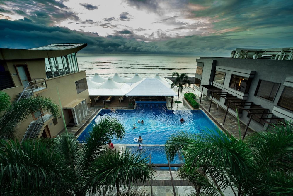 THE GOLD BEACH RESORT 37/41