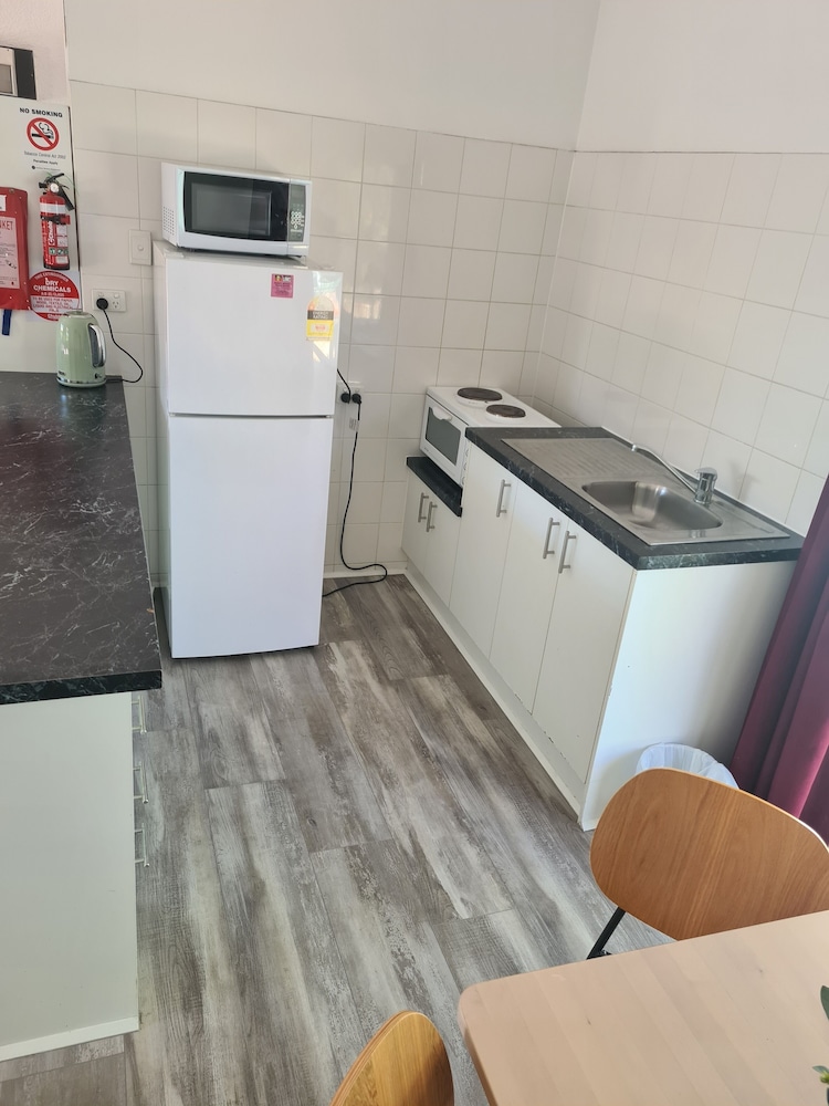 ALICE MOTOR INN 27/56