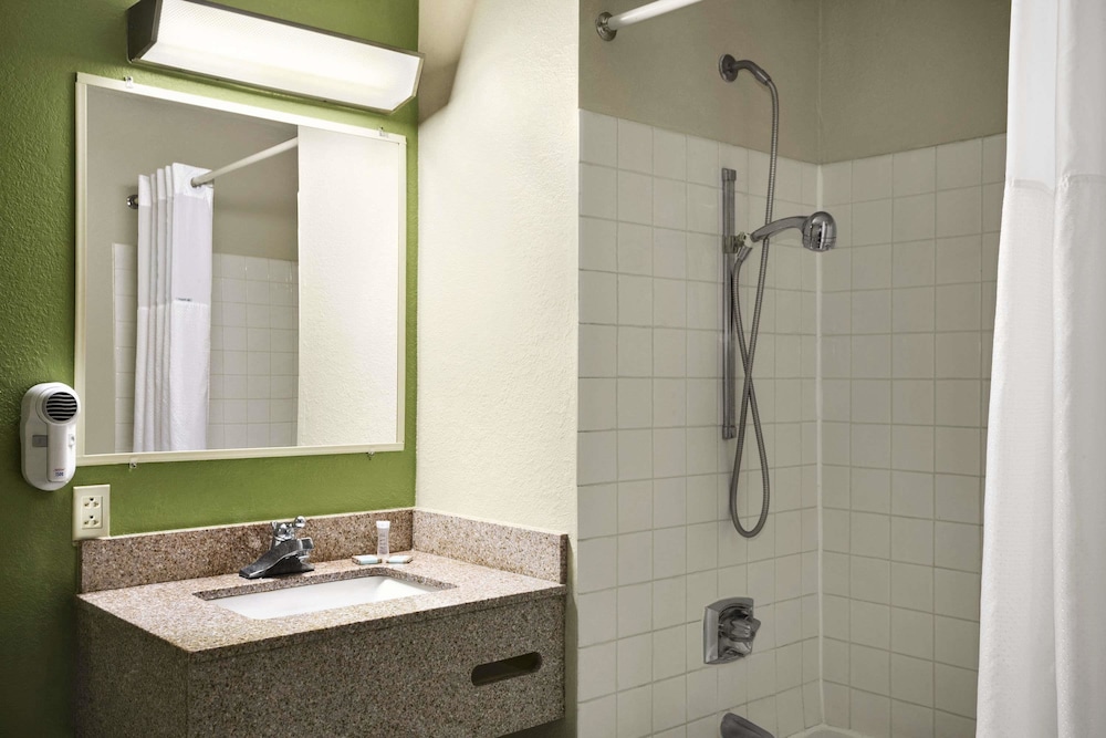 Travelodge By Wyndham Battle Creek 16/18