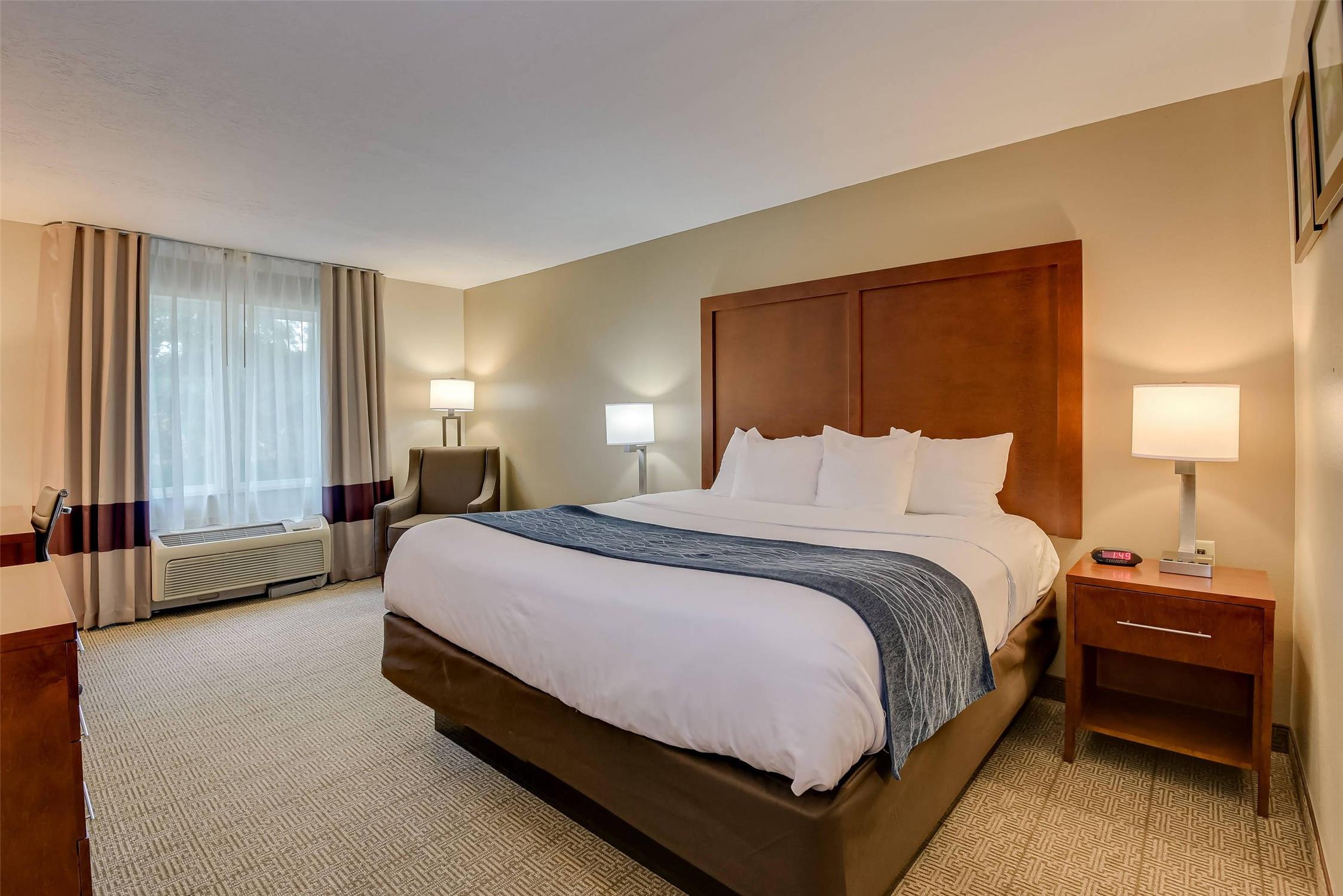 ROOM, KING BED