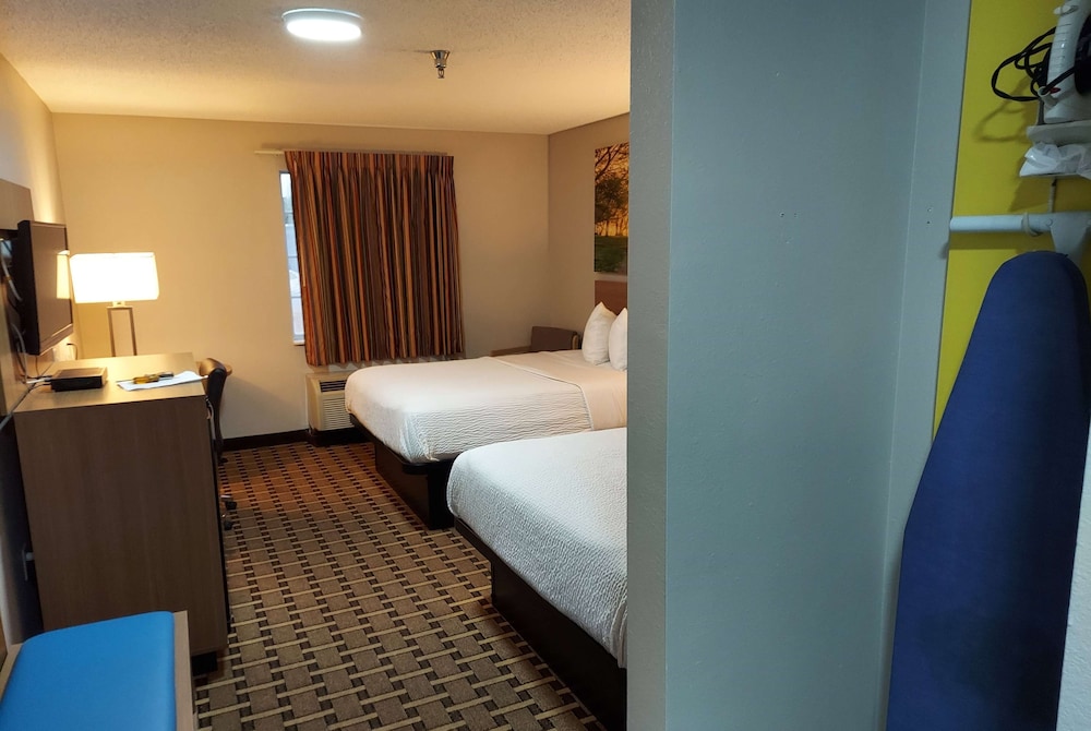 Days Inn & Suites by Wyndham Huntsville 12/19