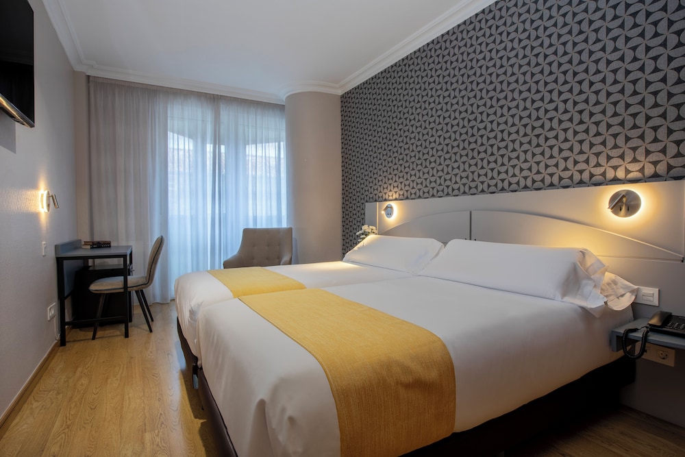 غرفة خارجية كومفورت بسرير كوين، Hotel Corona de Castilla Burgos 2/4